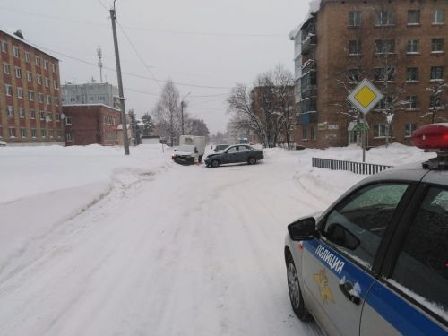 лобовое столкновение двух авто