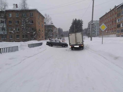 лобовое столкновение двух авто