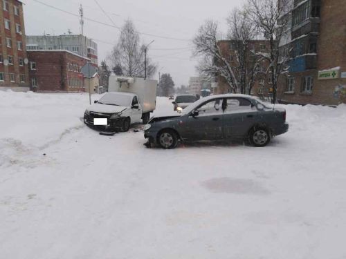 лобовое столкновение двух авто