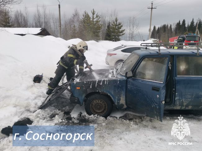 2 пожарных машины тушили в Сосногорске горящий ВАЗ
